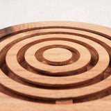 Vue rapprochée du Labyrinthe en bois avec les cercles concentriques servant de parcours aux billes – Jeux Faugère