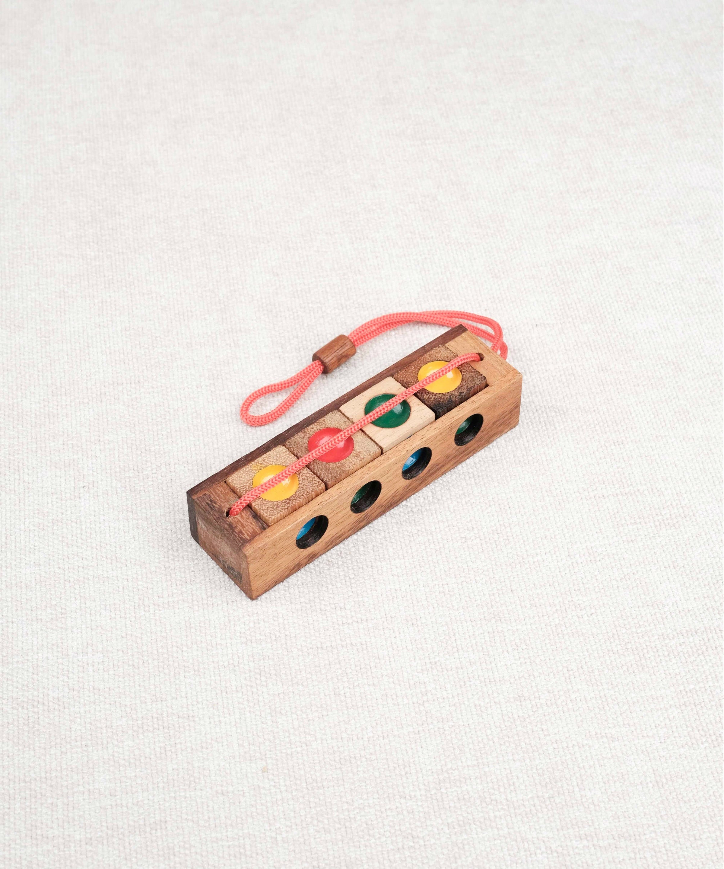 Casse-tête en bois Les 4 Couleurs Folles avec cordon rouge – Jeux Faugère