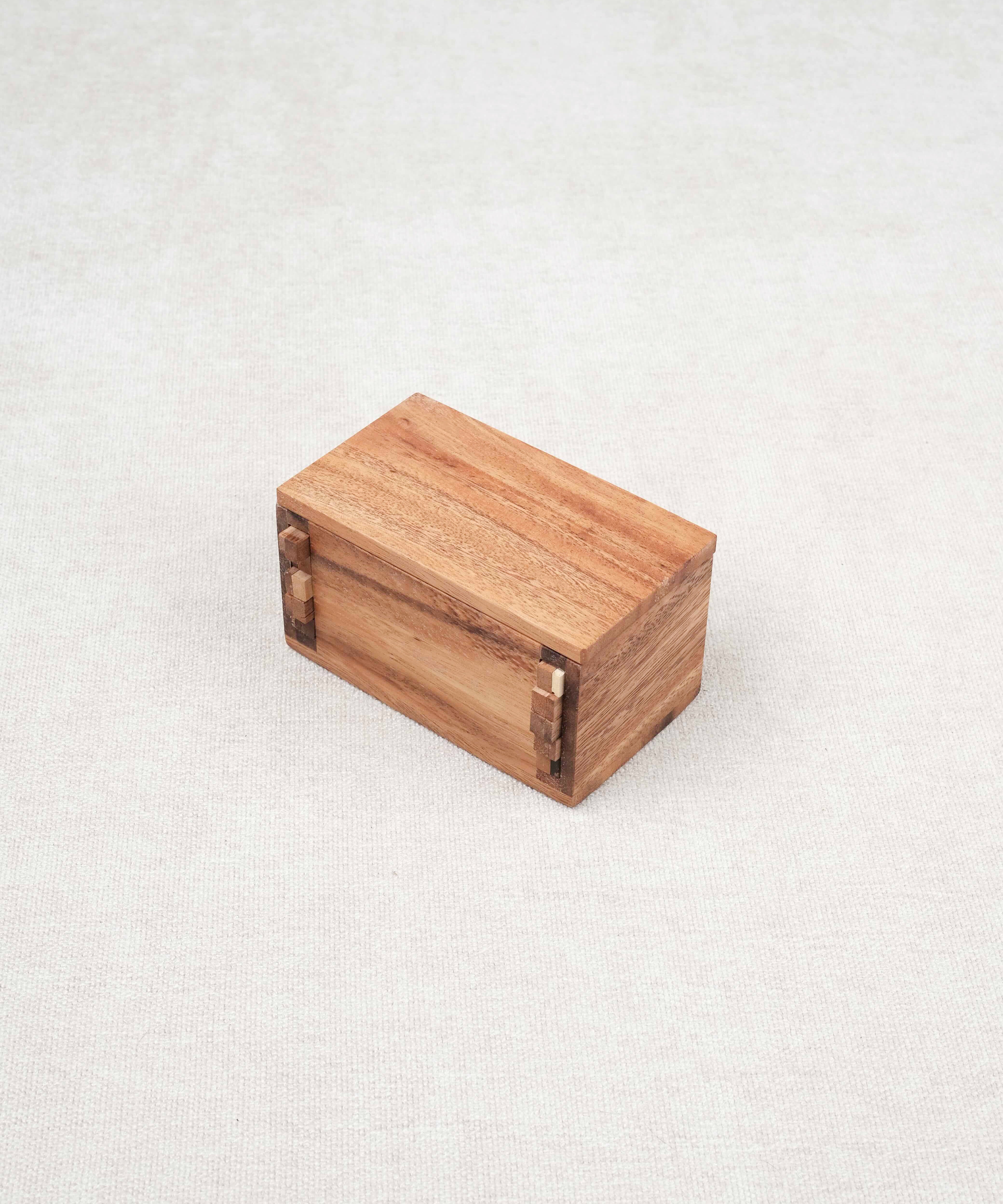 Coffret en bois fermé vu de face