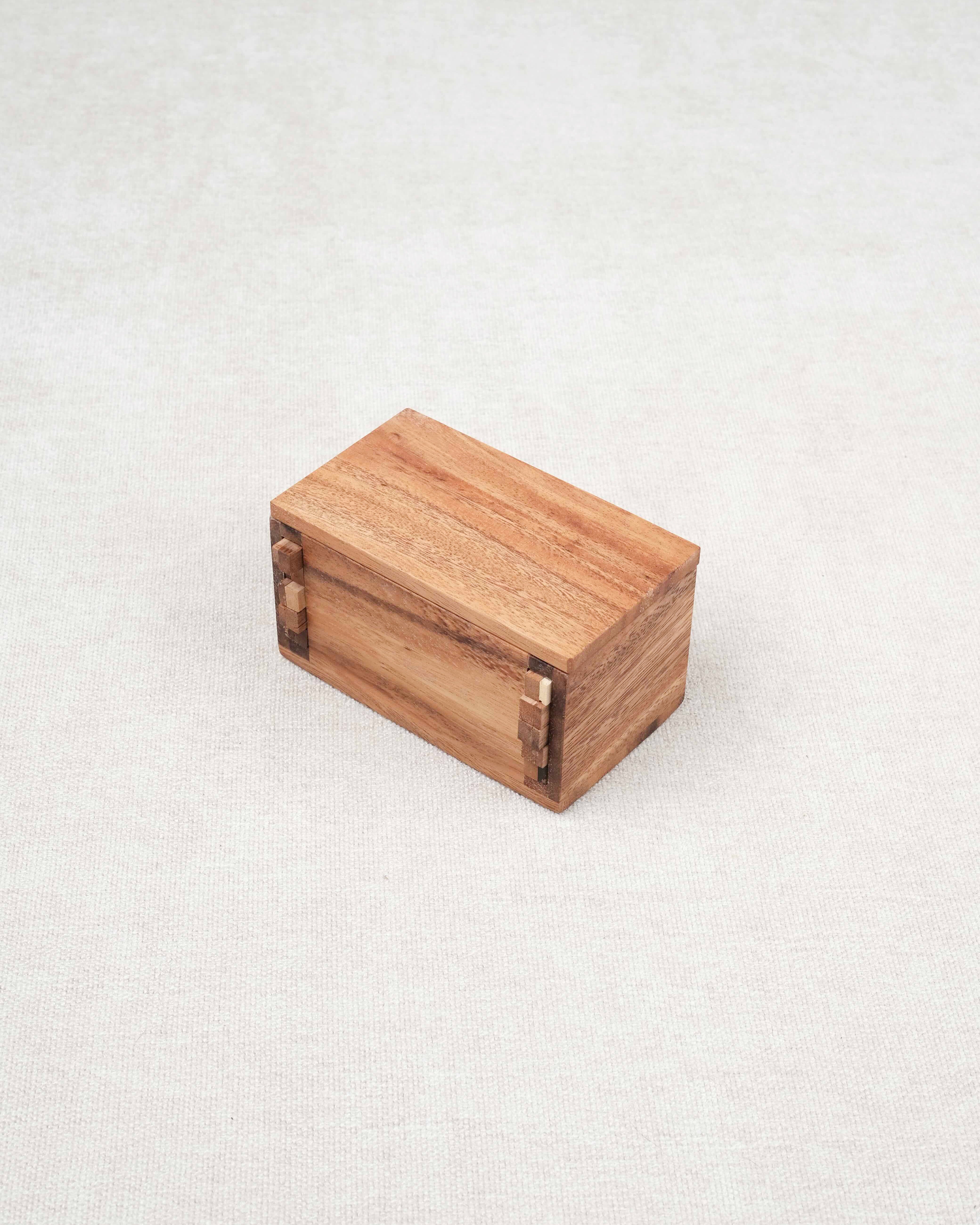 Coffret en bois fermé vu de face