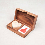 Coffret en bois ouvert contenant un tangram cœur et des cartes défis – Double Tangram Cœur Jeux Faugère