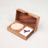 Coffret en bois ouvert avec deux tangrams en forme d’œuf et cartes défis – Double Tangram Œuf Jeux Faugère