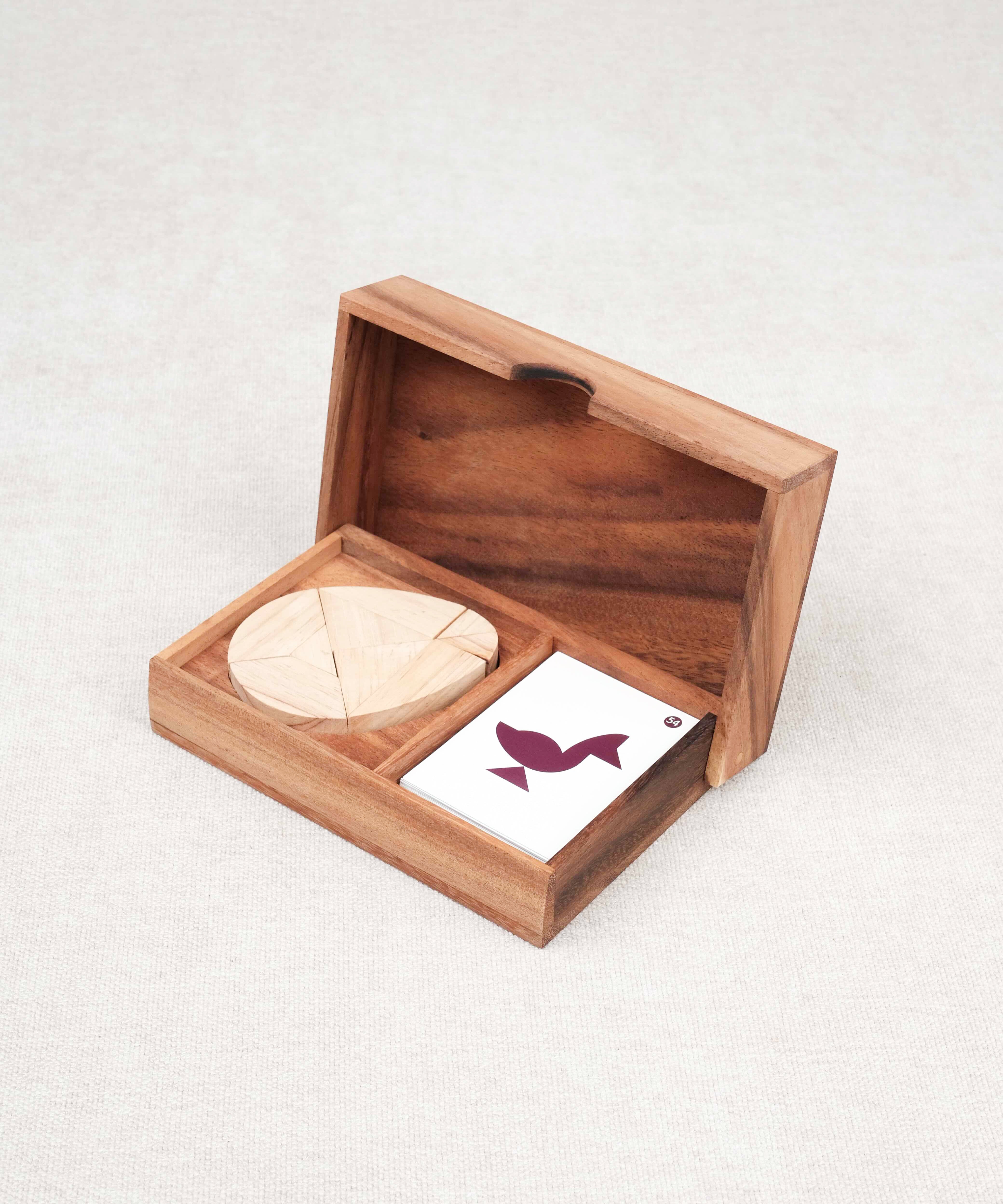 Coffret en bois ouvert avec deux tangrams en forme d’œuf et cartes défis – Double Tangram Œuf Jeux Faugère