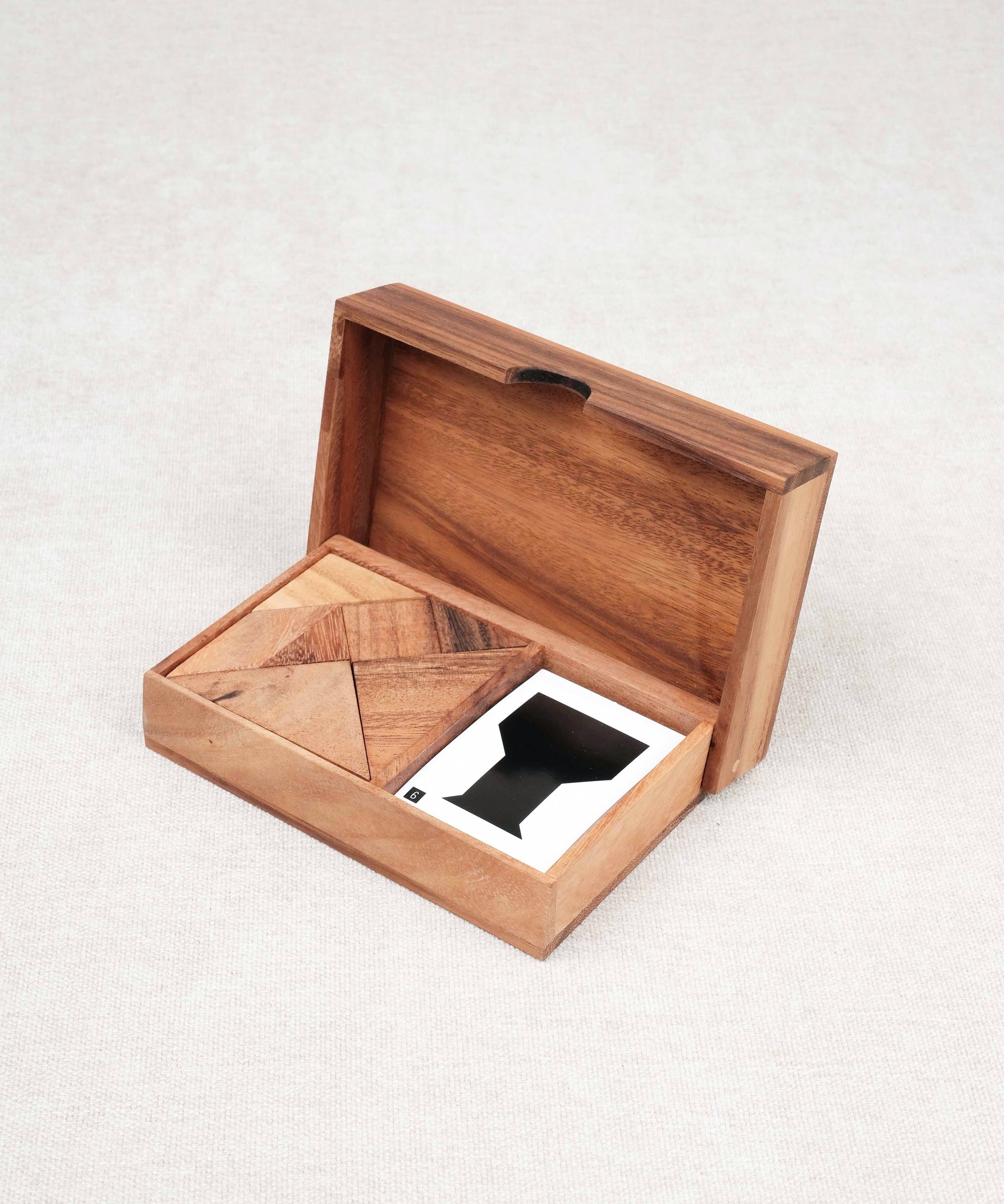 Coffret en bois ouvert avec deux tangrams et cartes défis – Double Tangram Jeux Faugère