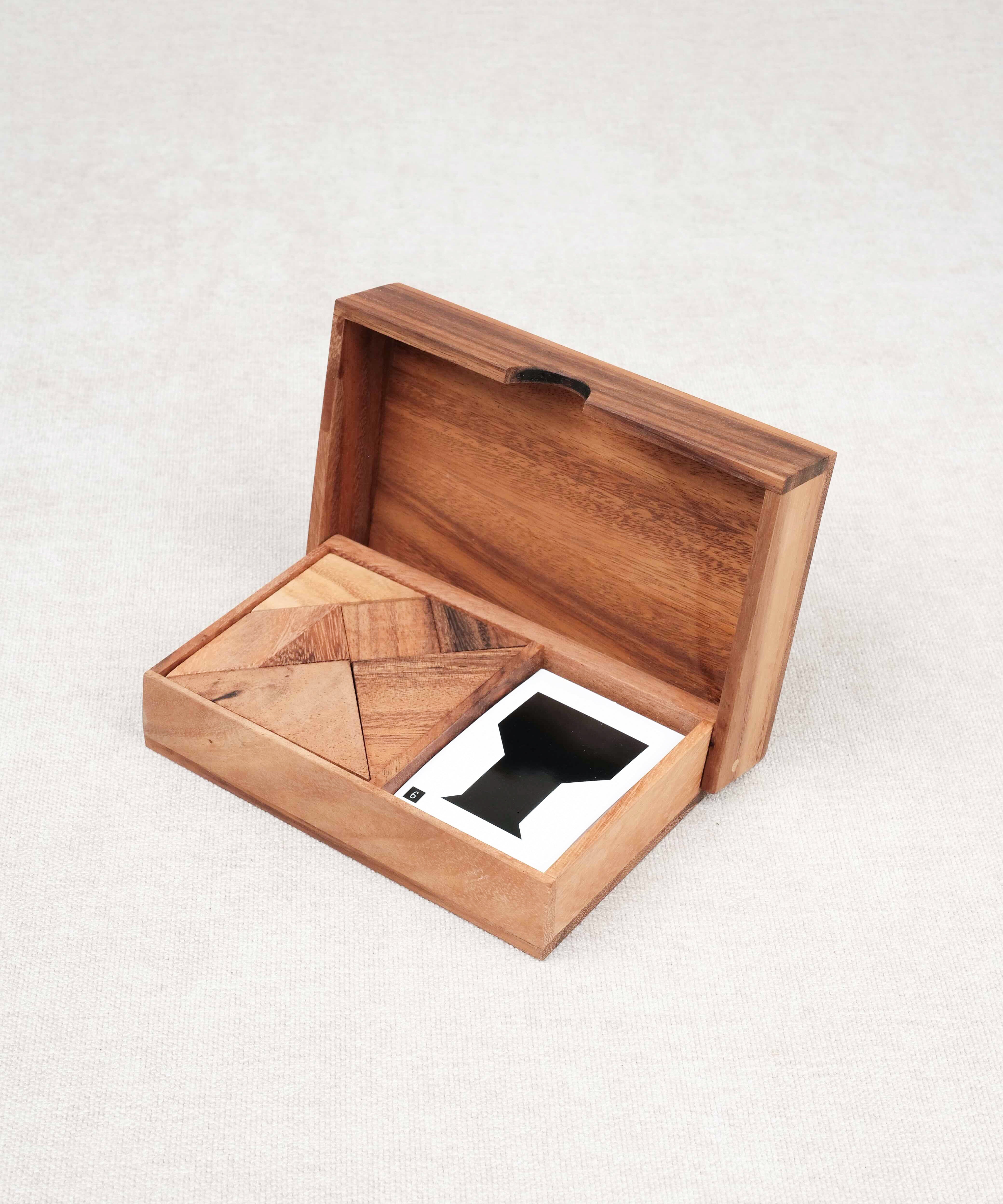 Coffret en bois ouvert avec deux tangrams et cartes défis – Double Tangram Jeux Faugère