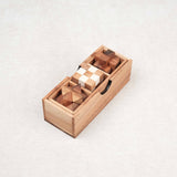 Coffret 3 casse-têtes en bois fermé sur fond clair