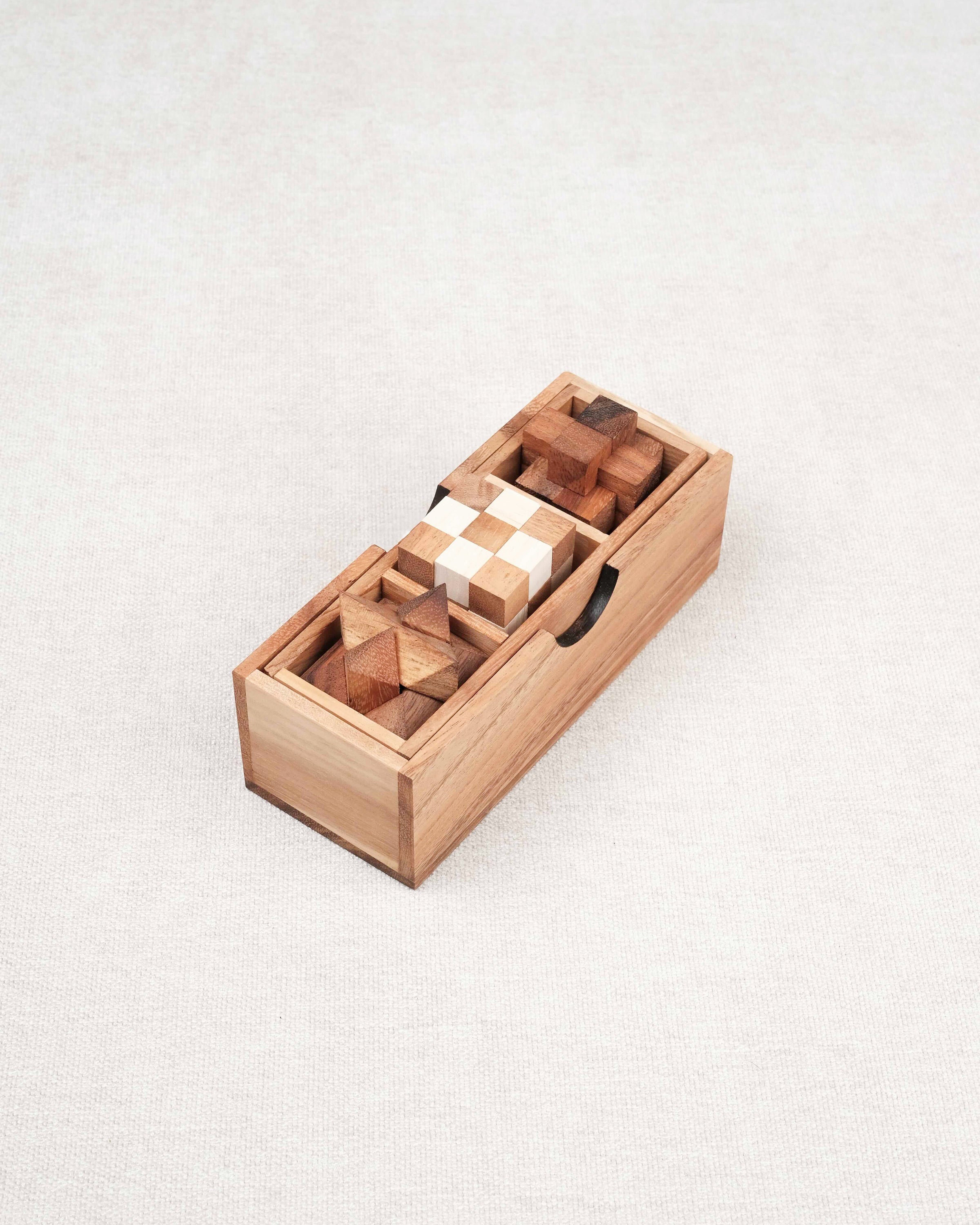 Coffret 3 casse-têtes en bois fermé sur fond clair