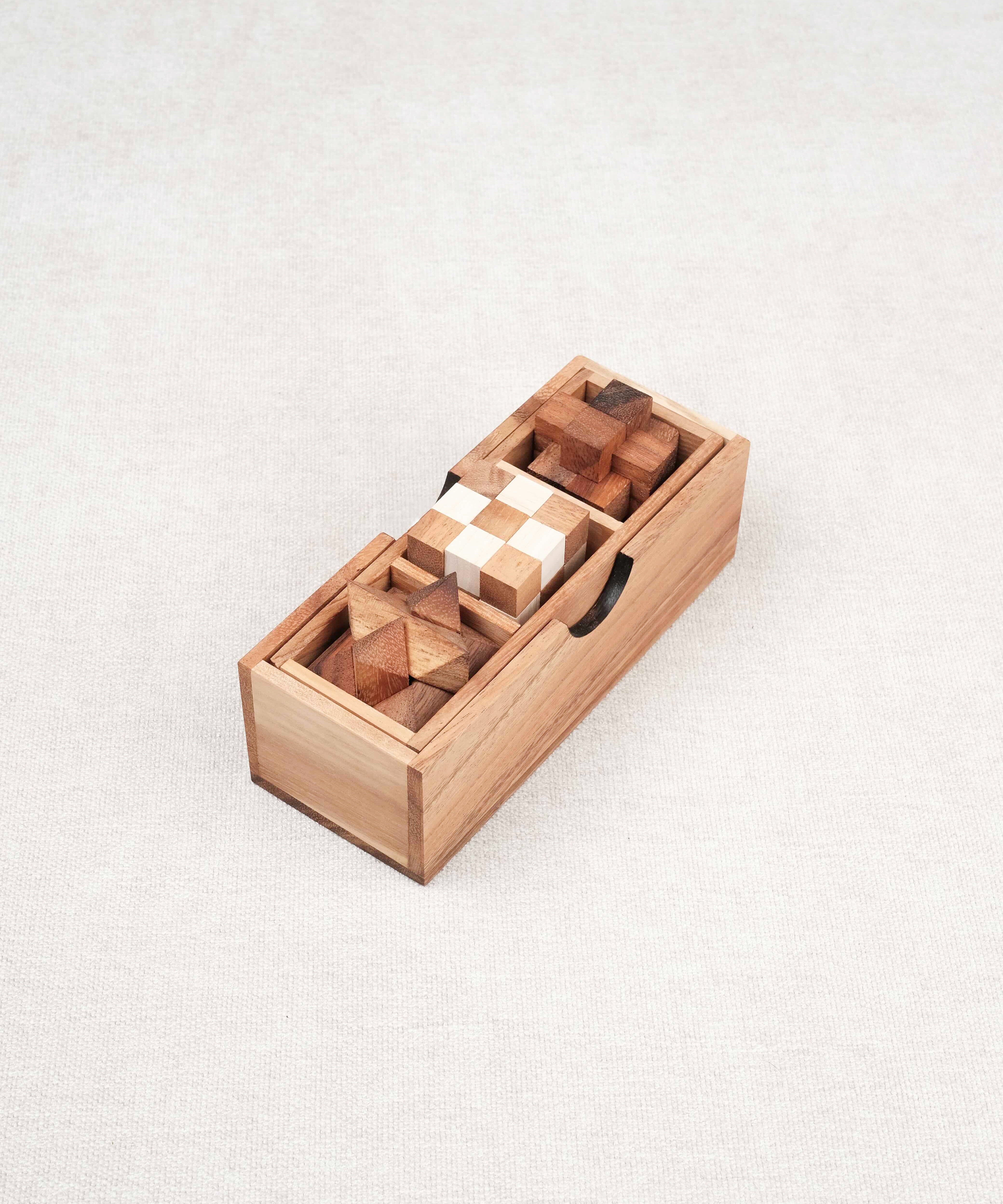 Coffret 3 casse-têtes en bois fermé sur fond clair
