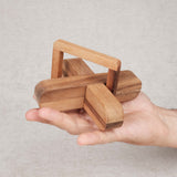 Joueur manipulant le casse-tête en bois L’X – Puzzle à démonter/remonter Jeux Faugère