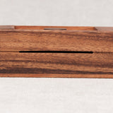 Vue de face de la tirelire secrète en bois fermée