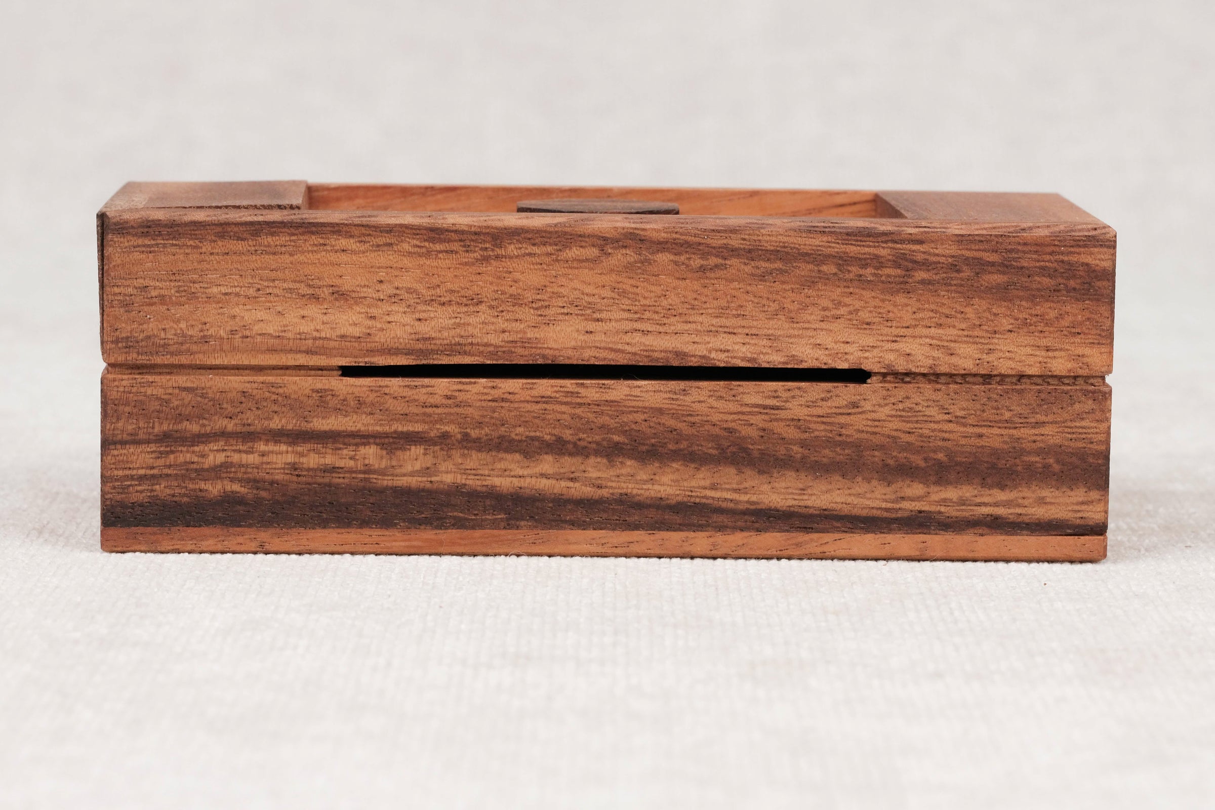 Vue de face de la tirelire secrète en bois fermée