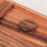 Détail du bouton et des finitions du bois