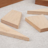 Pièces en bois du casse-tête Square, formes géométriques à faire rentrer dans la boîte.