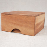 Coffret fermé en bois vu de côté