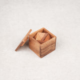 Casse-tête en bois Pyramides en Boîte – coffret ouvert avec les pièces rangées à l’intérieur