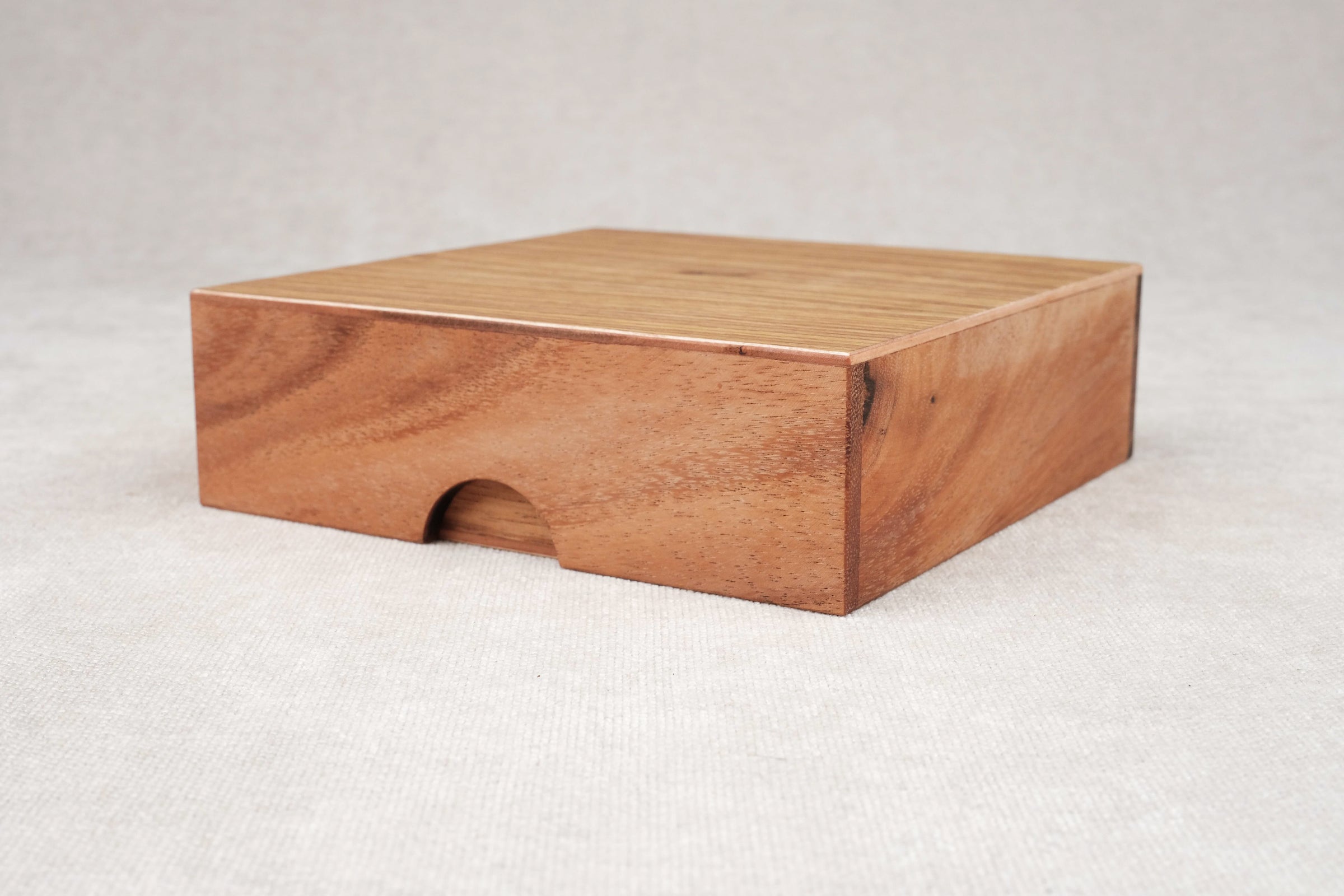 Coffret fermé vu de côté sur fond neutre