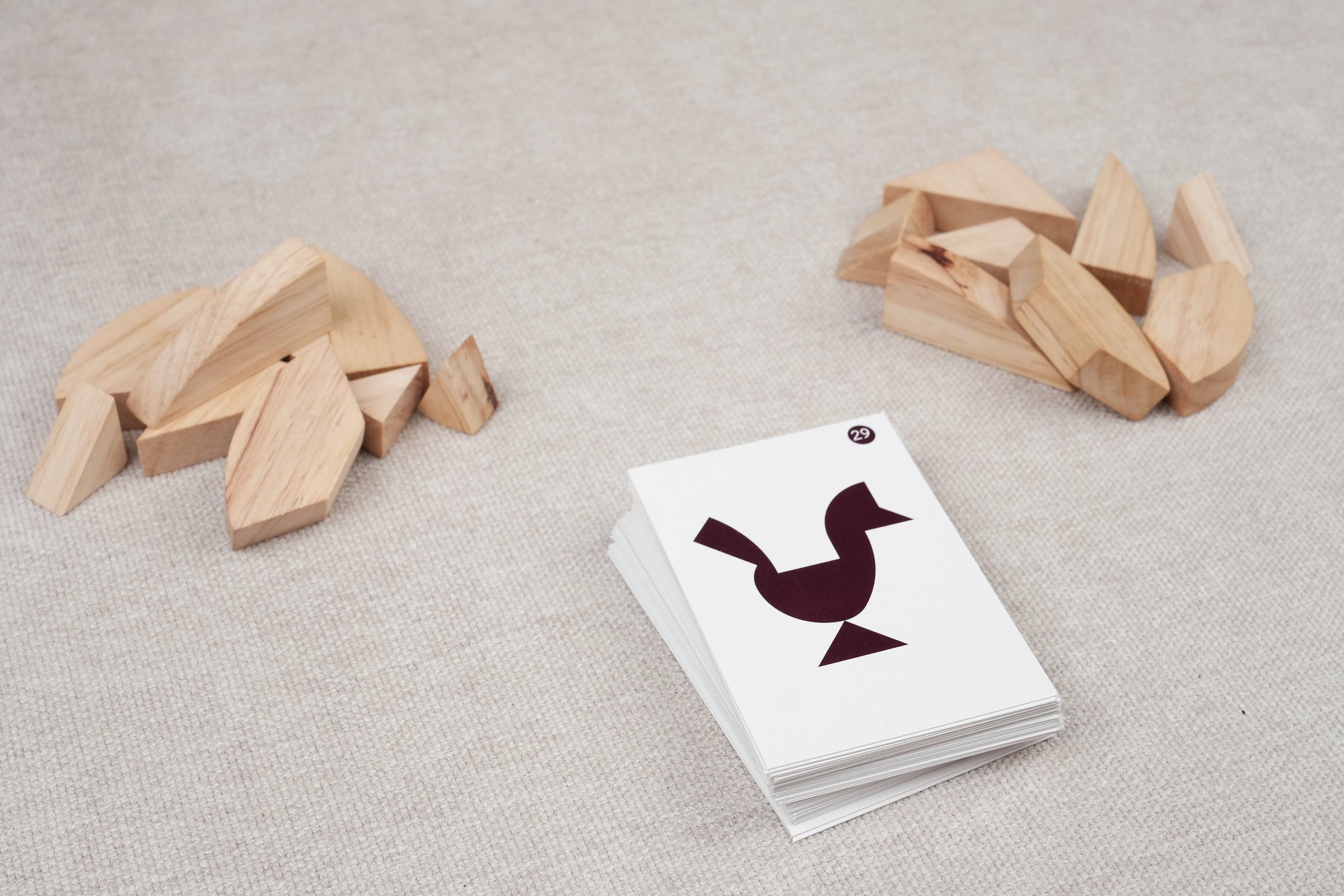 Pièces en bois en duel avec cartes défis illustrées avec silhouettes à reproduire – Double Tangram Œuf Jeux Faugère