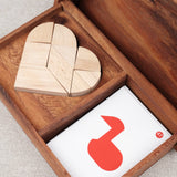 Vue rapprochée du tangram cœur en bois avec cartes – Double Tangram Cœur Jeux Faugère