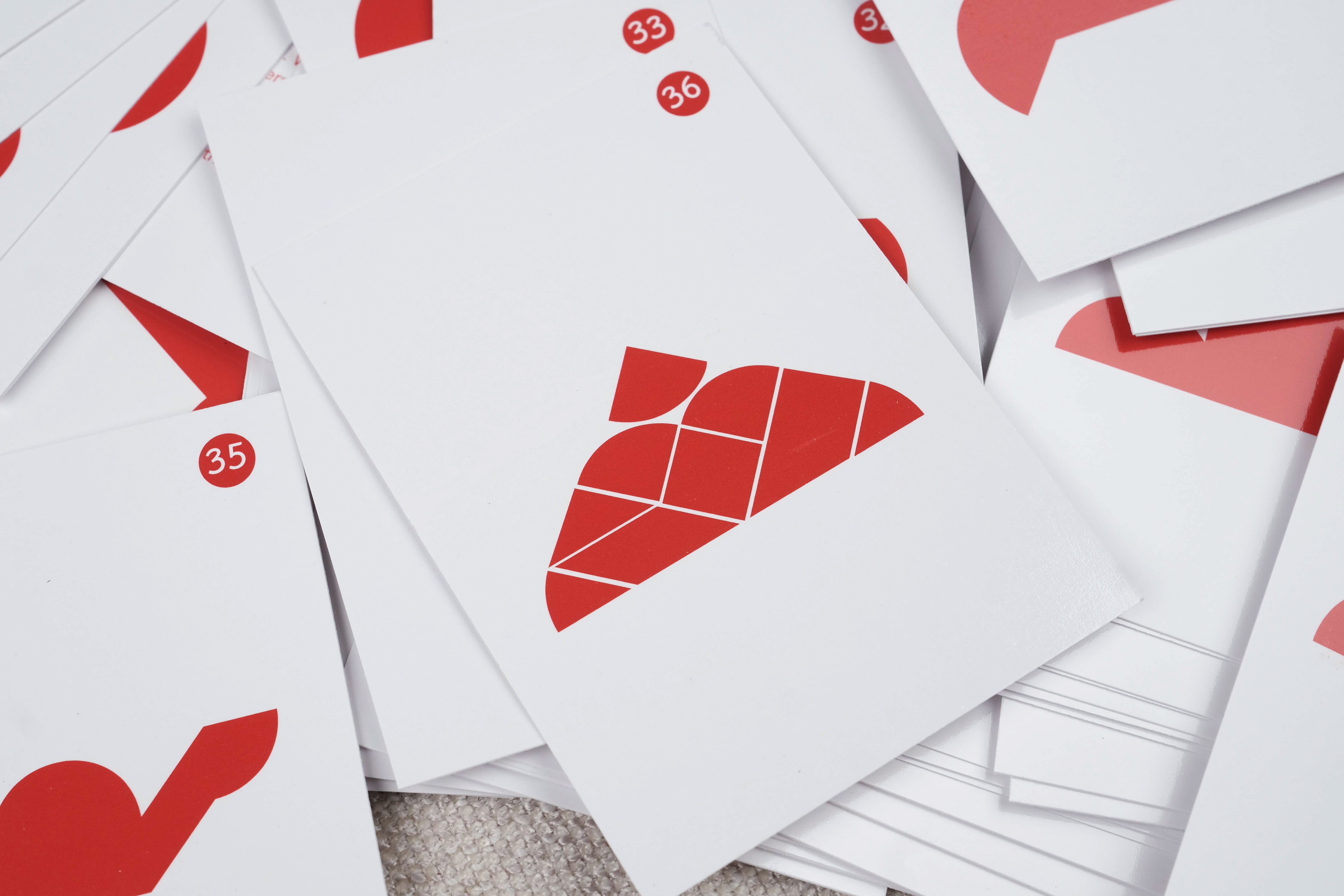Vue de plusieurs cartes défis en bois étalées – Double Tangram Cœur Jeux Faugère
