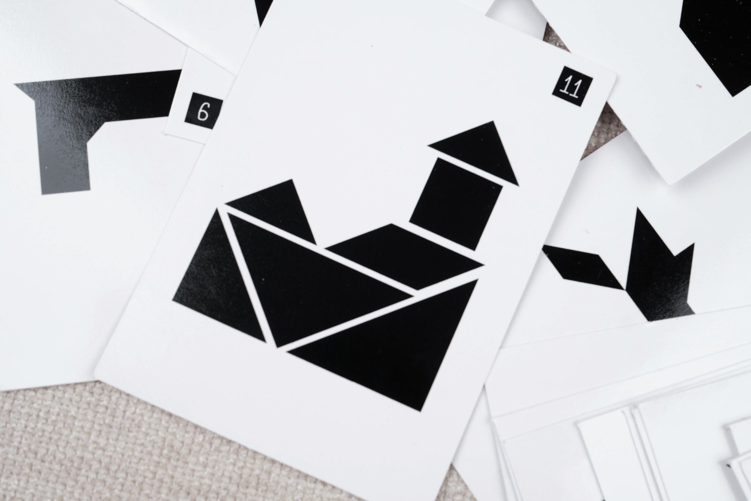 Solutions des cartes défis illustrées avec silhouettes géométriques en noir – Double Tangram Jeux Faugère