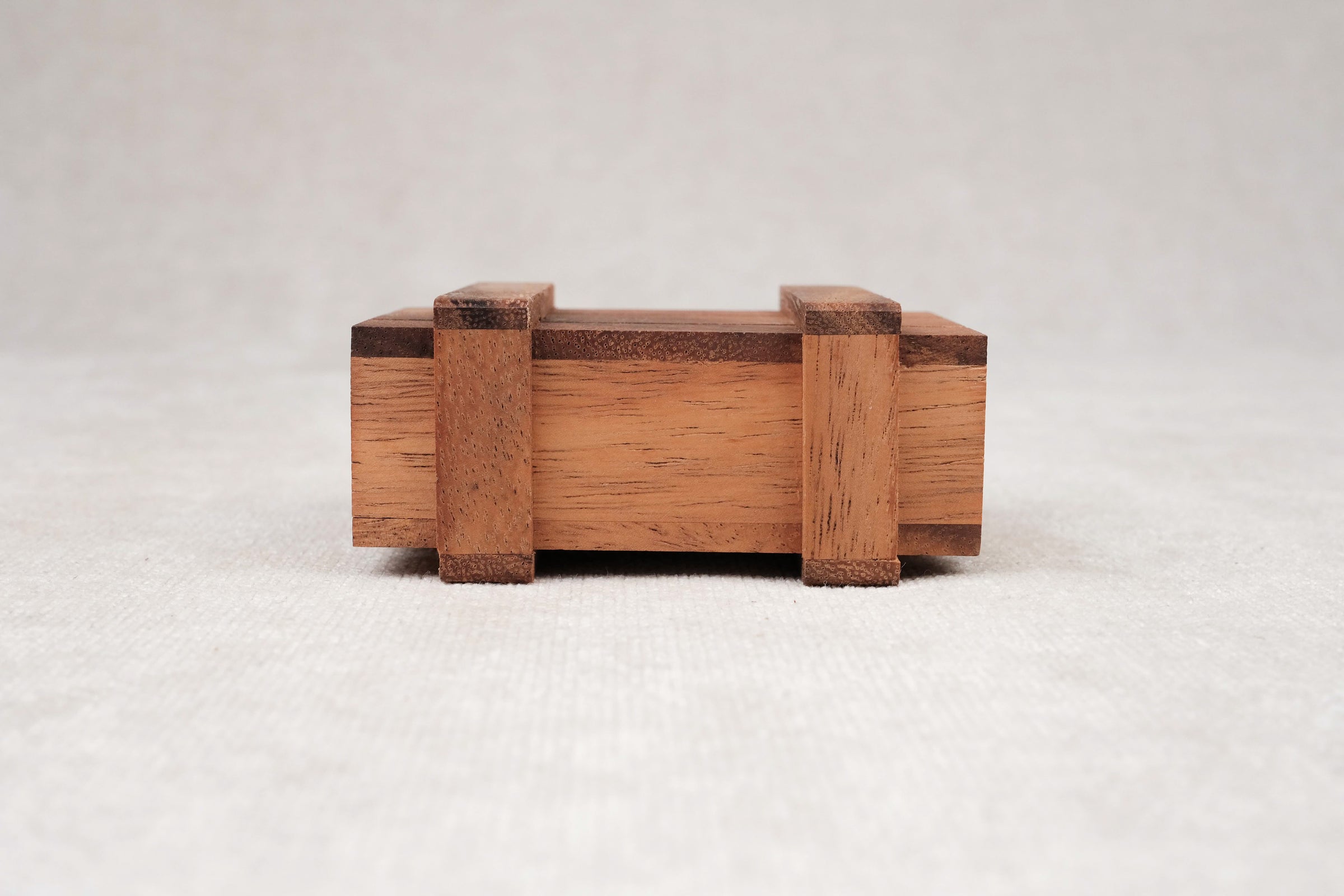 Vue de coté casse-tête Boîte Secrète en bois avec mécanisme caché – Best-seller Jeux Faugère