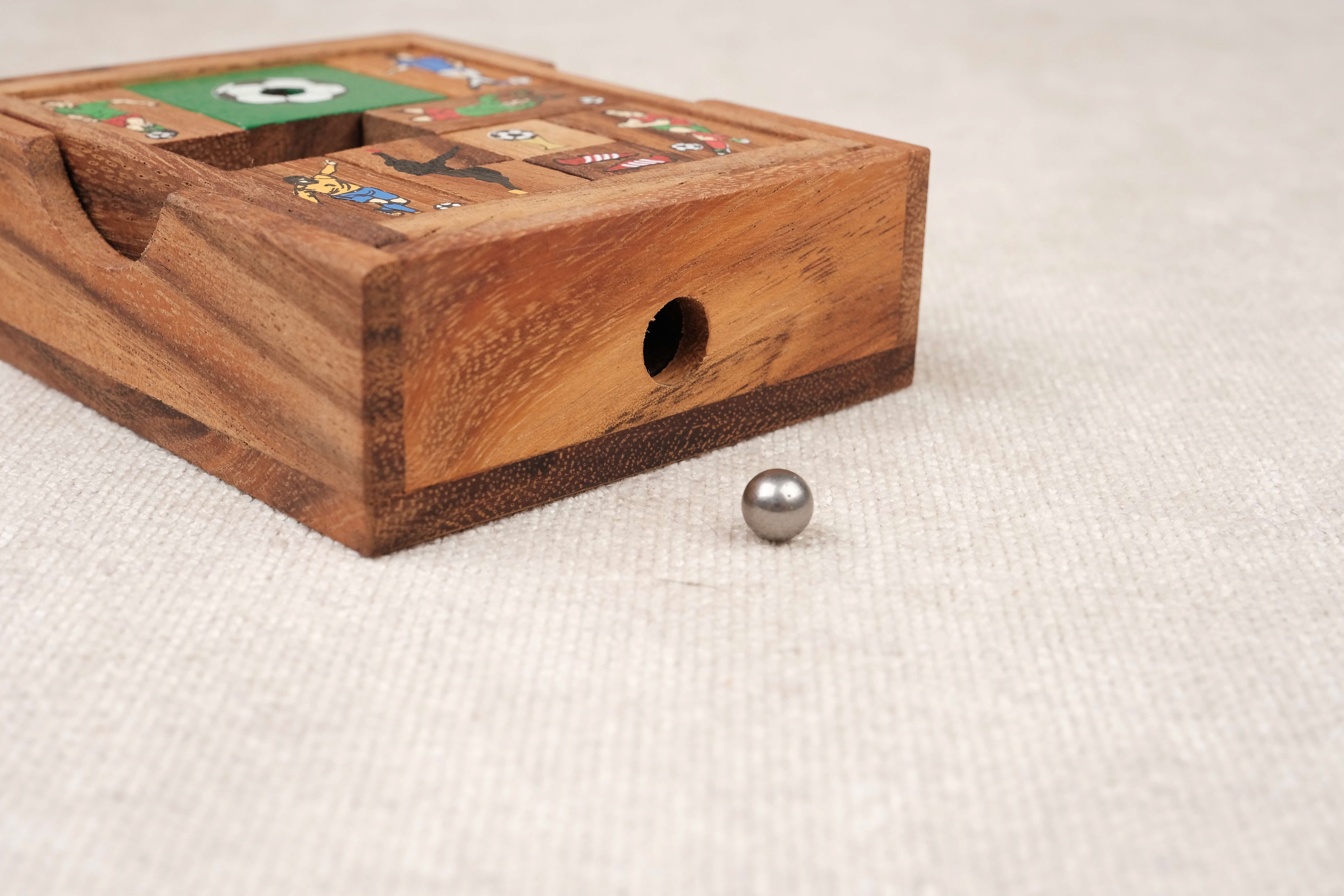 Casse-tête L’Âne rouge foot en bois – Puzzle coulissant avec sortie du ballon