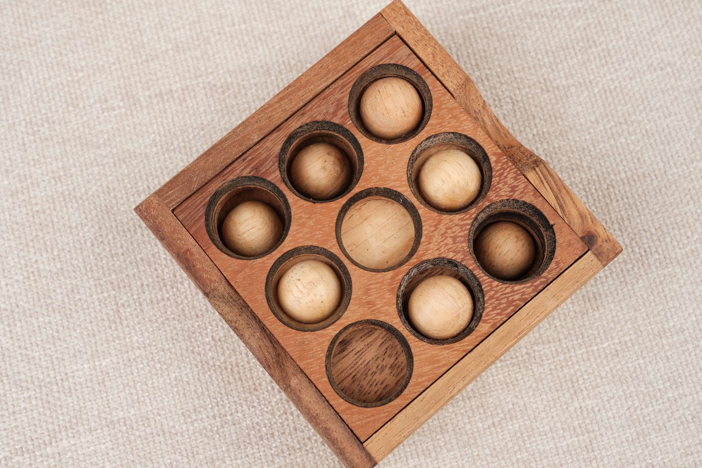 Puzzle Easy Box vu de dessus, casse-tête en bois artisanal avec billes à placer – Jeux Faugère