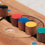 Jeu Code Secret gros plan sur les pions colorés en bois – Jeux Faugère