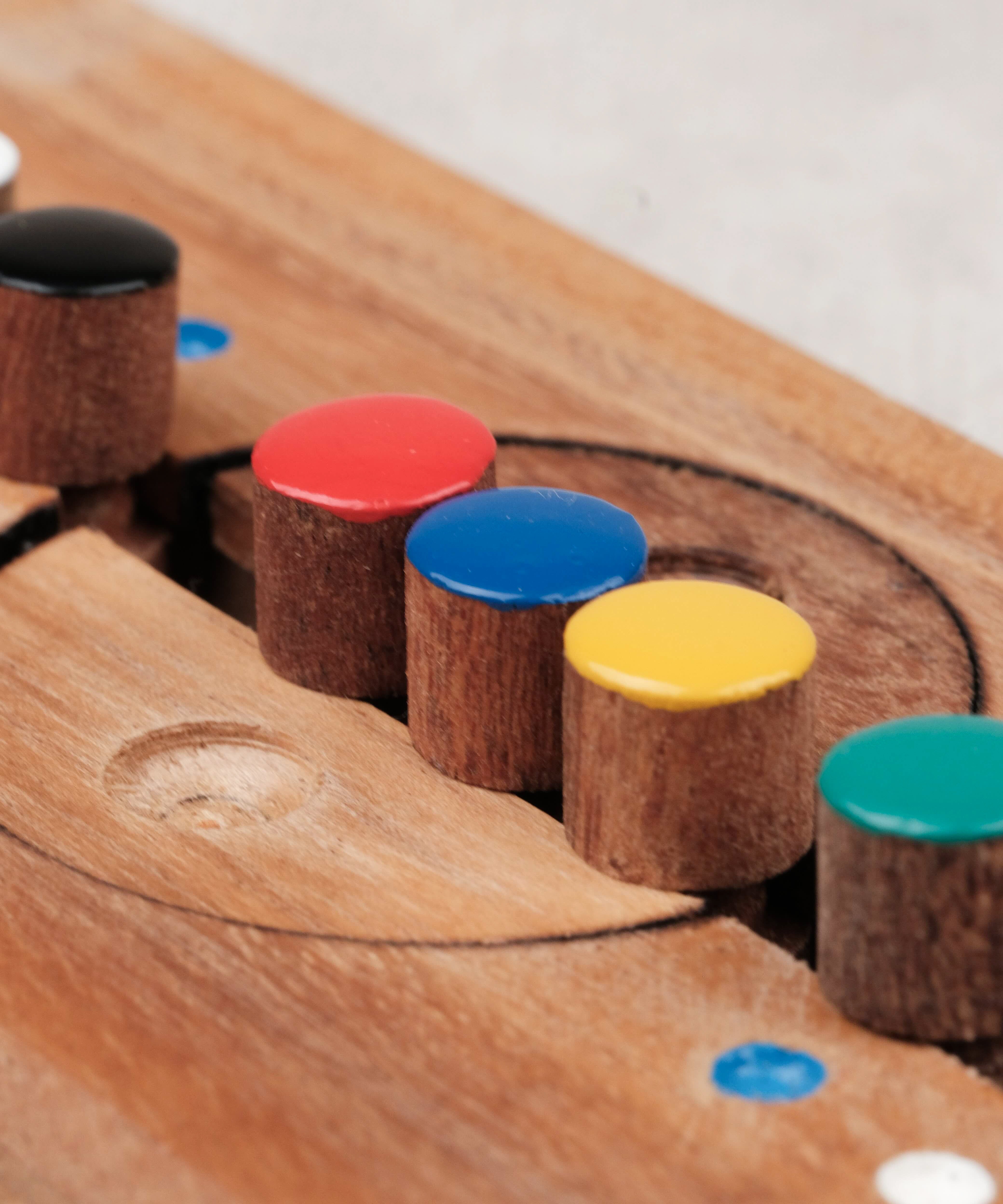 Jeu Code Secret gros plan sur les pions colorés en bois – Jeux Faugère