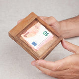 Joueur manipulant Okazou – Boîte secrète casse-tête en bois – Jeux Faugère