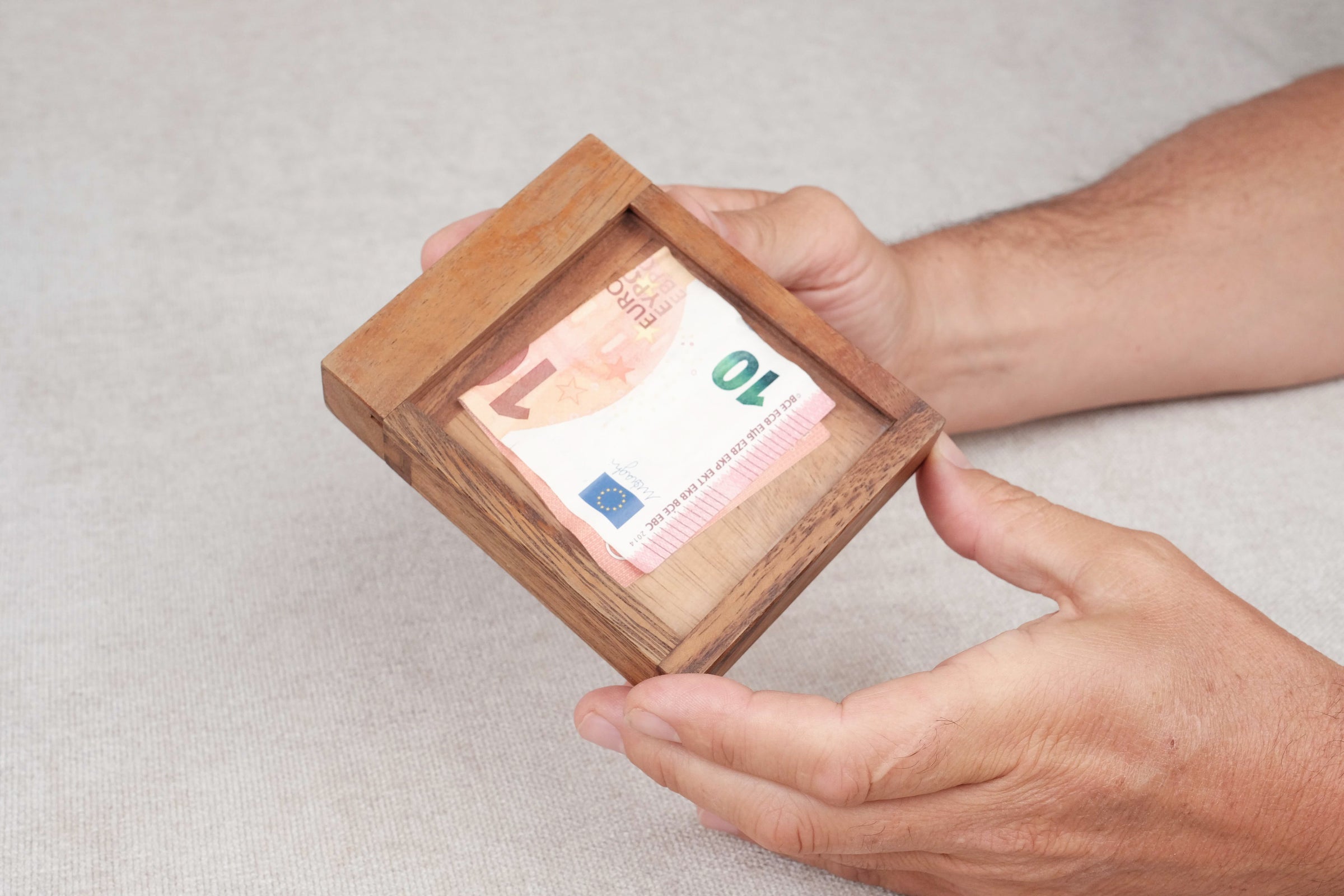 Joueur manipulant Okazou – Boîte secrète casse-tête en bois – Jeux Faugère