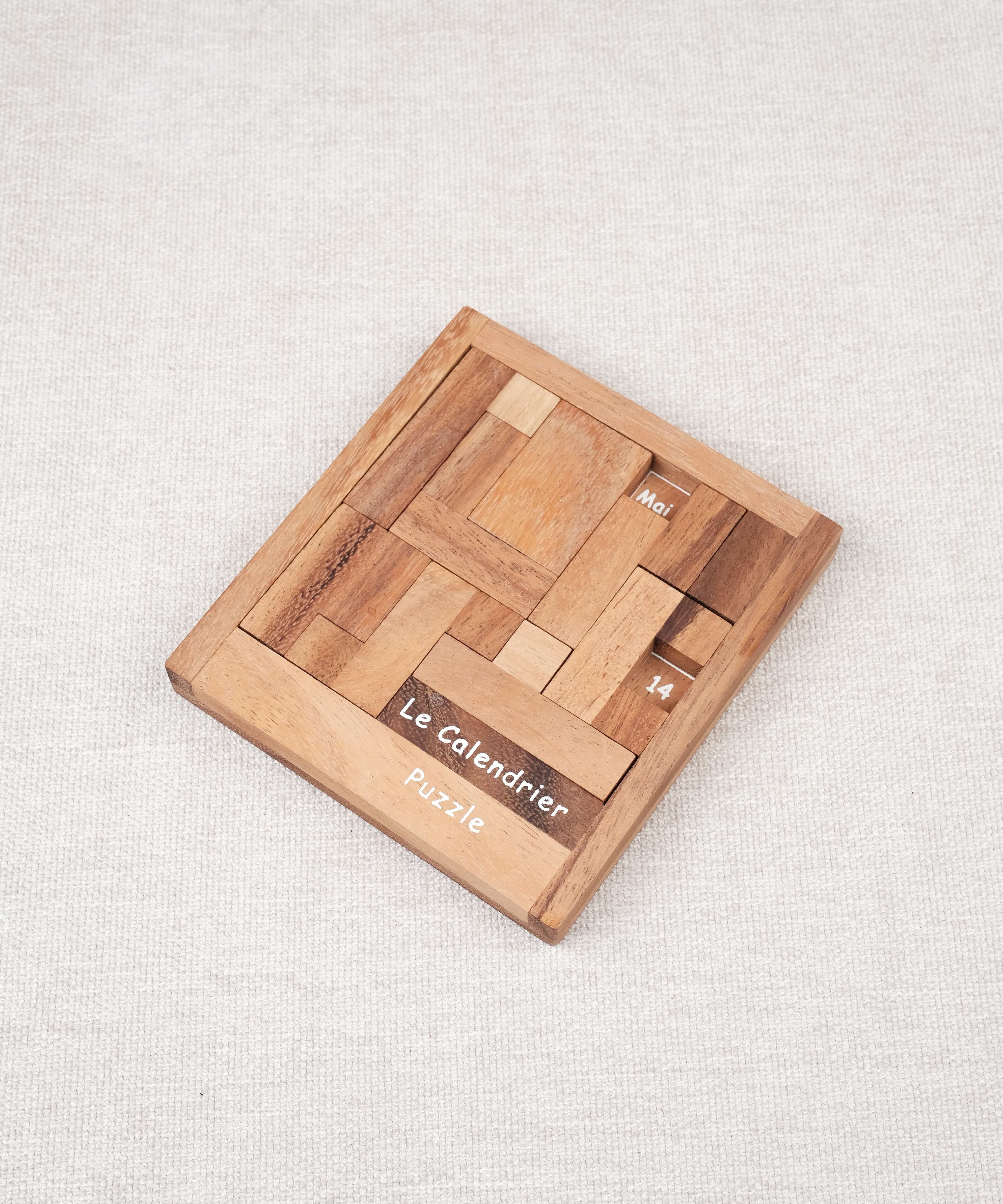 Calendrier puzzle casse-tête en bois avec pièces assemblées