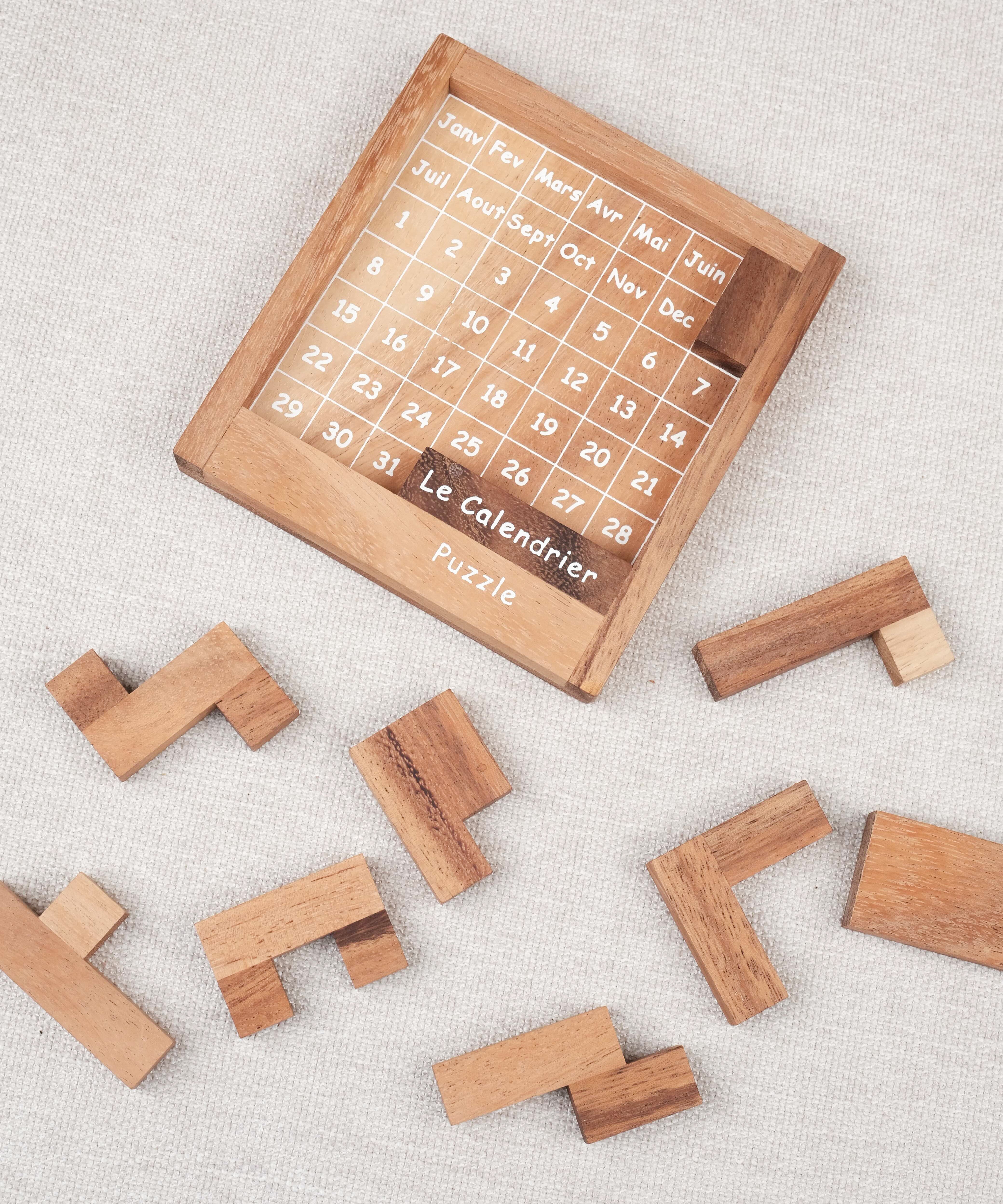 Calendrier puzzle en bois avec pièces détachées