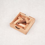 Coffret en bois contenant le casse-tête Les 4 T avec ses pièces rangées