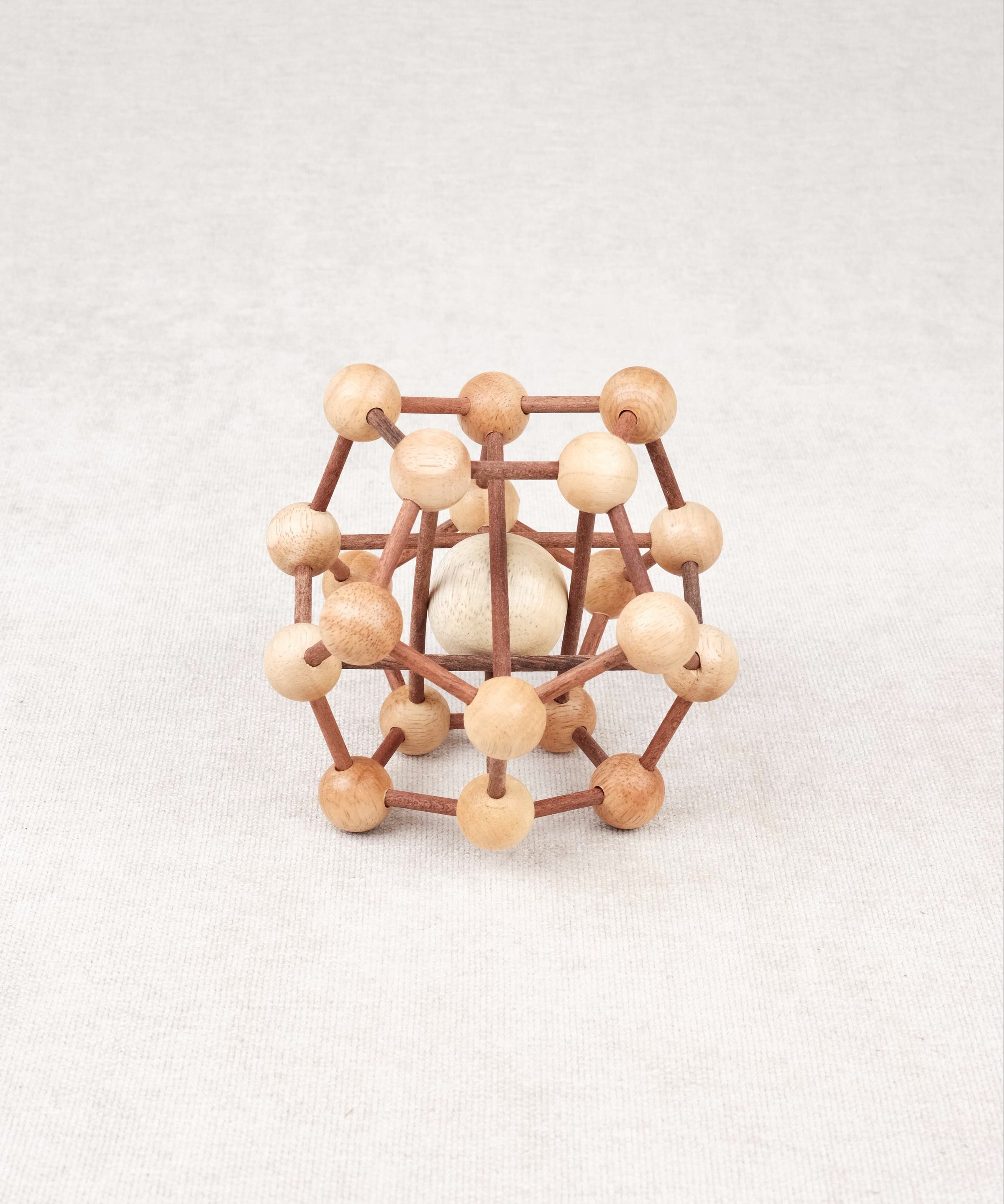 Casse-tête en bois Molécule avec boule centrale emprisonnée.