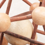 Gros plan sur la structure en bois du casse-tête Molécule.