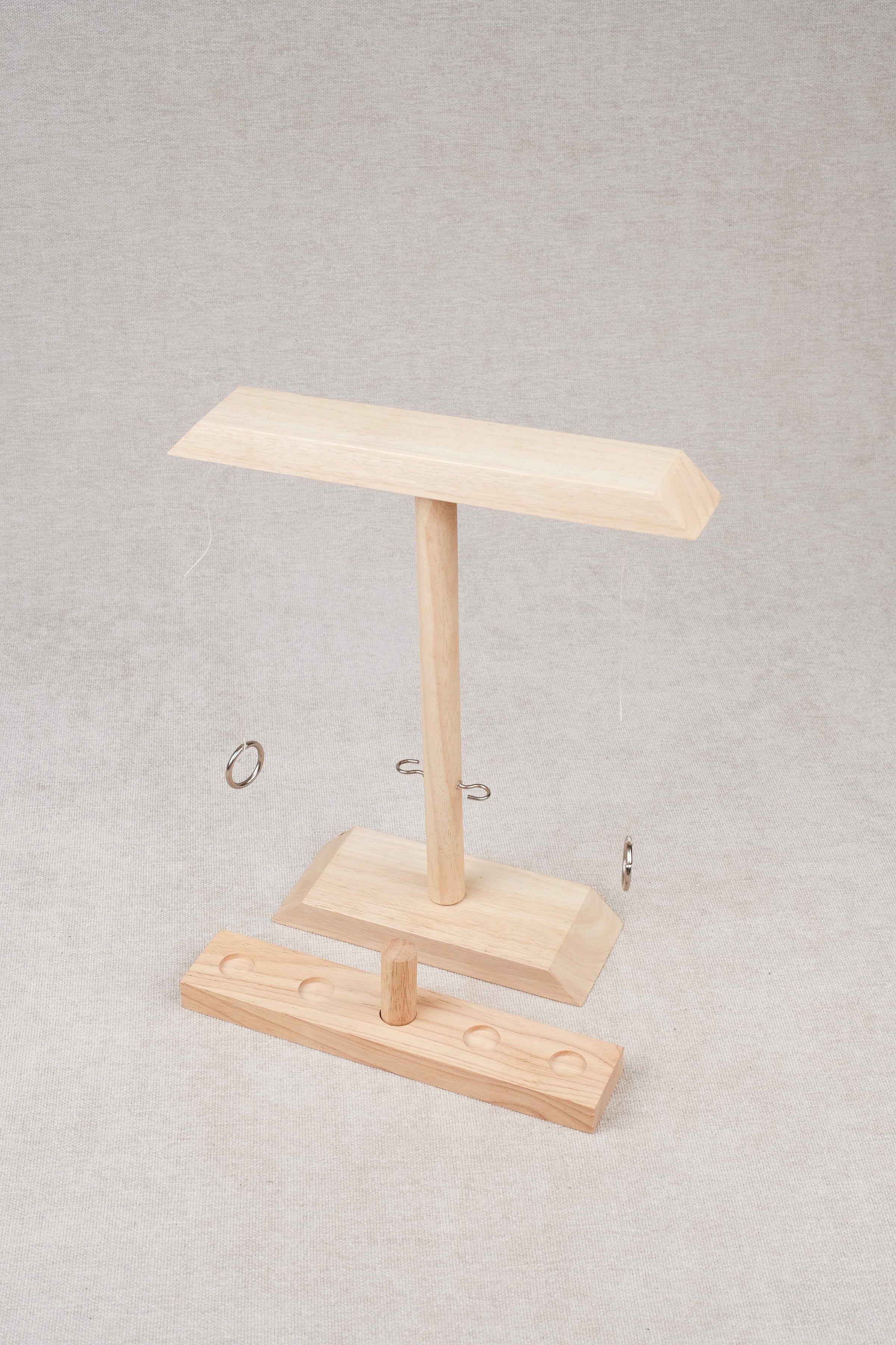 Jeu de l’anneau en bois posé sur une table, jeu d’adresse best-seller Jeux Faugère