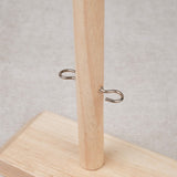 Structure centrale en bois du Jeu de l’anneau avec les cordelettes et anneaux métalliques