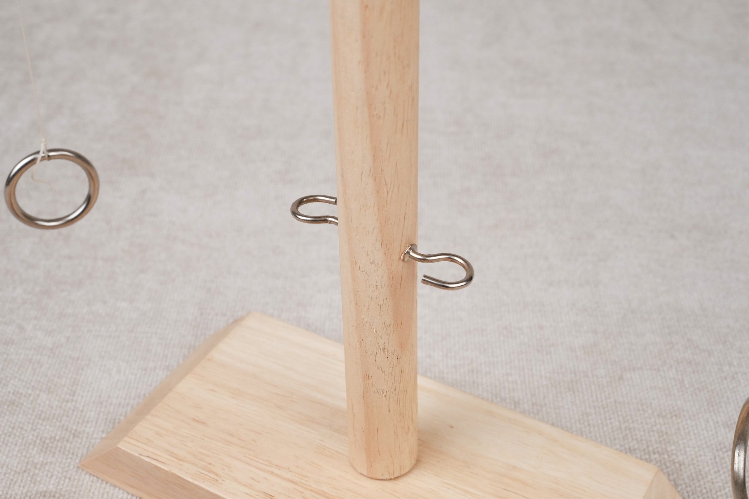 Structure centrale en bois du Jeu de l’anneau avec les cordelettes et anneaux métalliques