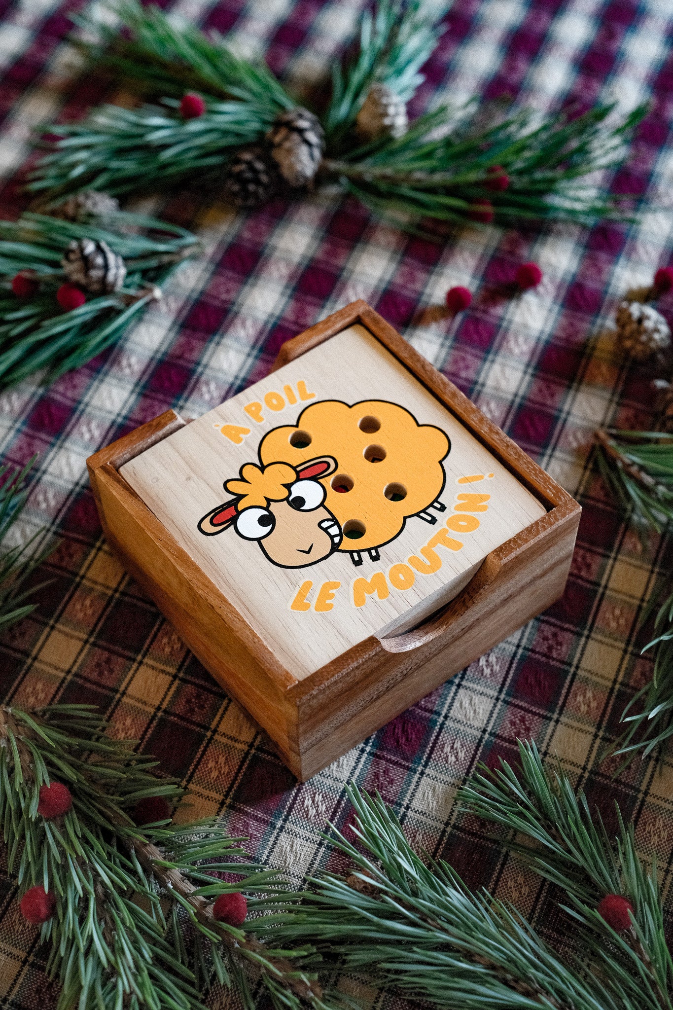 Jeu À poil le mouton dans sa boîte en bois sur une nappe de Noël