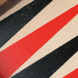 Zoom sur le plateau peint rouge sérigraphié du Backgammon format M Jeux Faugère