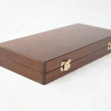 Main déplaçant un pion sur le plateau du Backgammon format M en bois Jeux Faugère