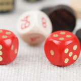 Détail des pions bicolores en bois du Backgammon format M Jeux Faugère