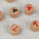 Main posant une pièce numérotée sur le Sudoku en bois Jeux Faugère