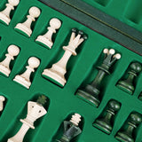 Plateau gravé du jeu d'échecs vert grand format en bois Jeux Faugère, vu de dessus