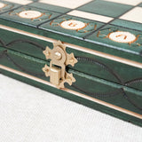 Zoom sur la gravure et la teinte vernie du plateau d'échecs vert grand format Jeux Faugère