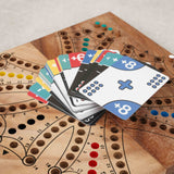 Tock'cards posées sur un jeu de toc 6 joueurs en bois massifs