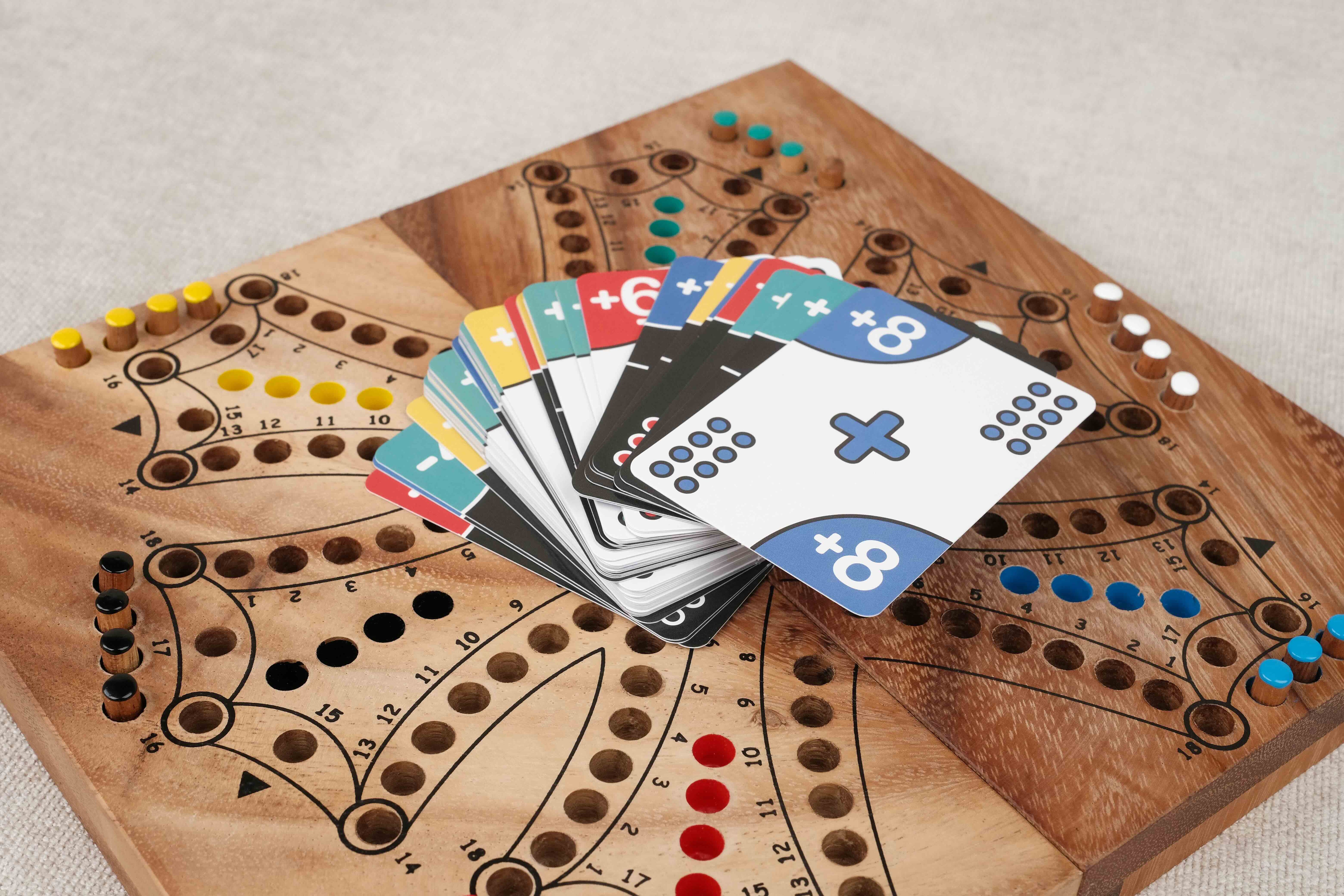 Tock'cards posées sur un jeu de toc 6 joueurs en bois massifs