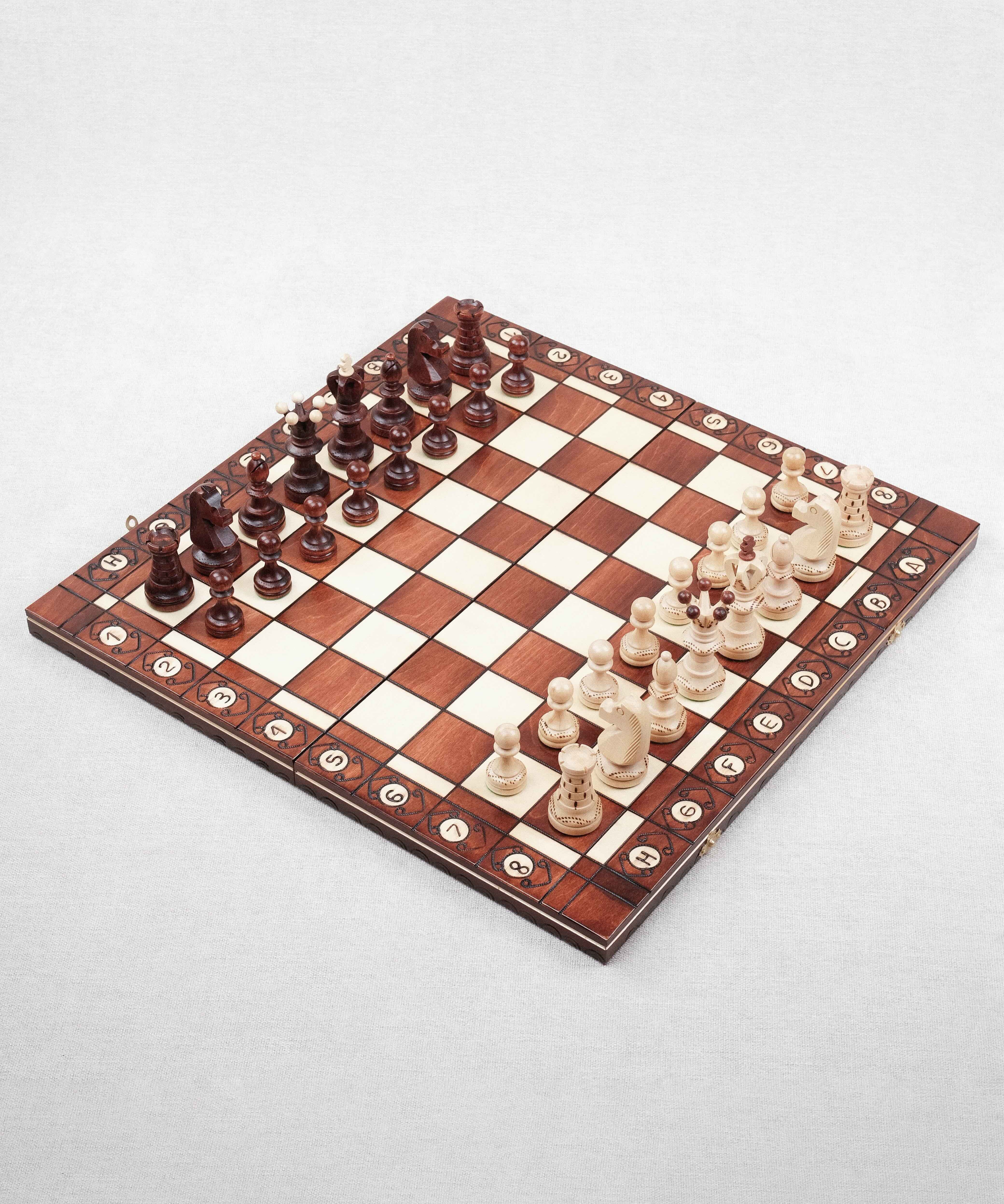 Jeu d’échecs XL en bois marron clair – Plateau ouvert avec pièces blanches et marron
