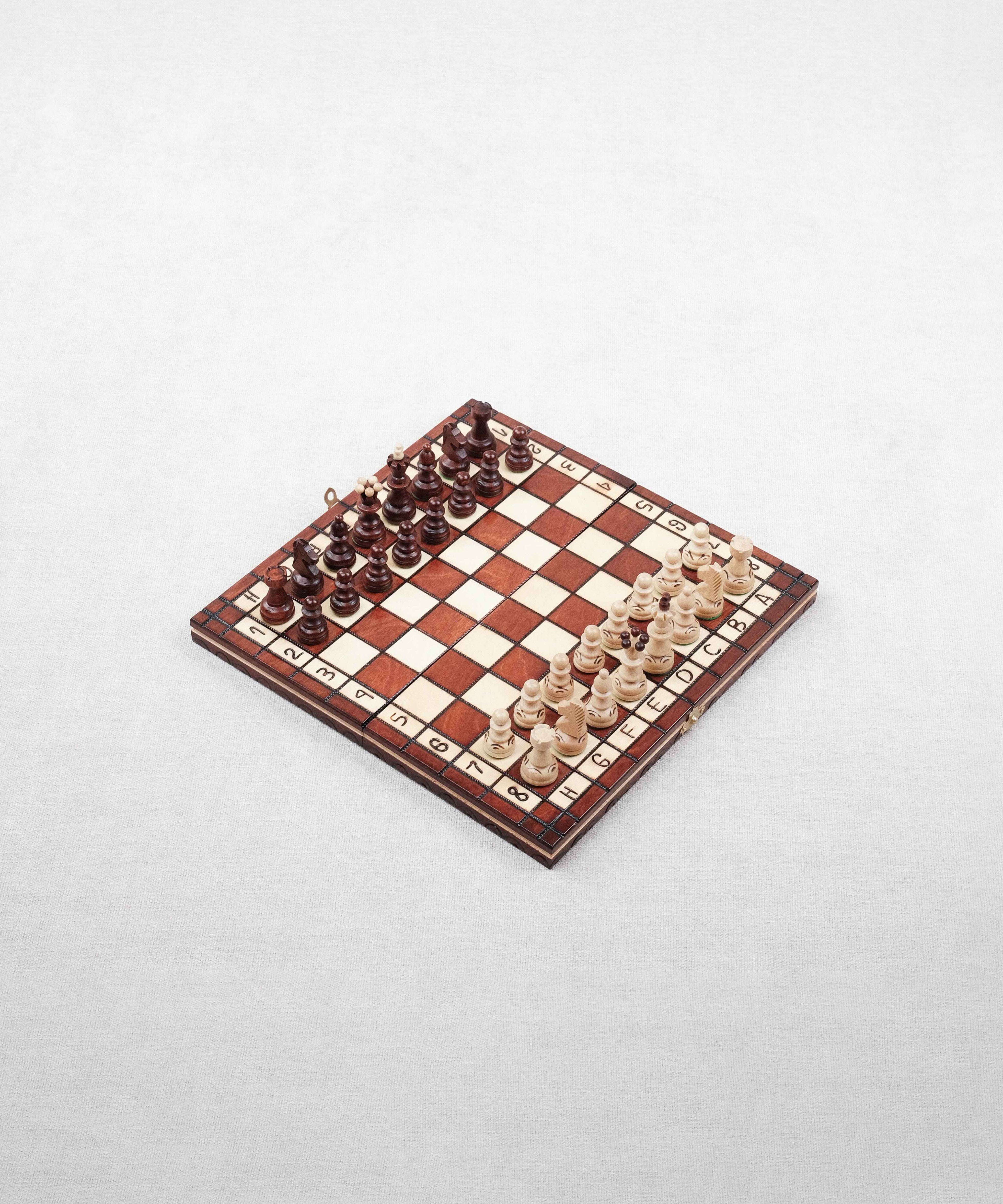Jeu d’échecs en bois marron clair et naturel format M ouvert